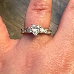 925 Sterling Silver CZ heart center stone ring size 8